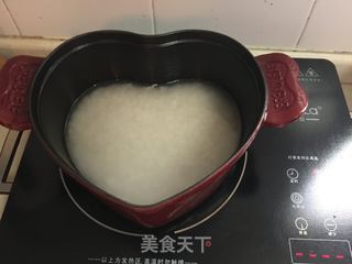 #信任之美# 鹅肝腊肠煲仔饭的做法步骤：1