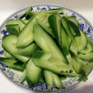 #信任之美#青瓜肉片炒蛋#肉肉厨#肉肉厨的做法步骤：2