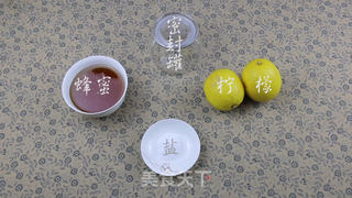 #信任之美#自制蜂蜜柠檬茶的做法步骤：1