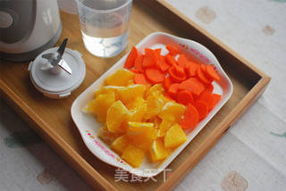#信任之美#鲜橙胡萝卜汁,健康饮品的做法步骤:2