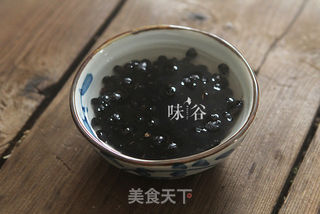 莲藕黑豆煲鲶鱼汤的做法步骤:2