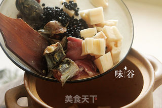 莲藕黑豆煲鲶鱼汤的做法步骤:5