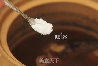 莲藕黑豆煲鲶鱼汤的做法步骤:6