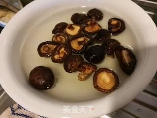 #信任之美# 香菇牛肉酱的做法步骤：2