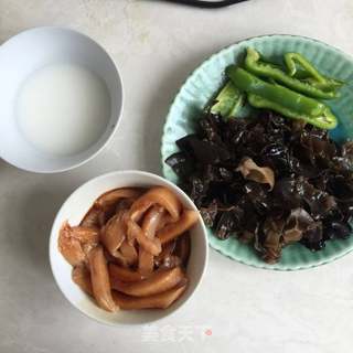 #信任之美#黑木耳青椒鸡柳的做法步骤：2