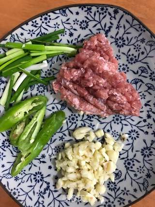 鱼香茄子煲的做法步骤:2