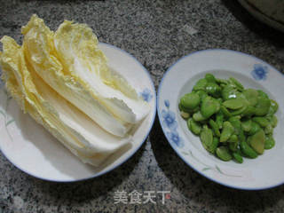 ＃信任之美＃蚕豆炒白菜 的做法步骤：1