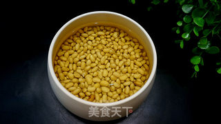 猪蹄儿焖黄豆的做法步骤:2