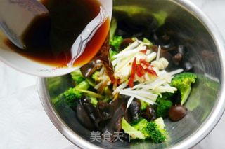 #信任之美#炝拌木耳西兰花的做法步骤:4