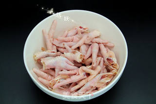 虎皮凤爪（虎皮鸡脚）的做法步骤：1