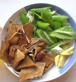 #信任之美#尖椒豆干的做法步骤：1