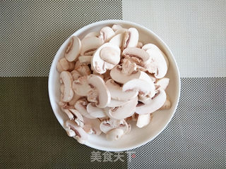 #信任之美#【口蘑胡萝卜炒肉】的做法步骤：1