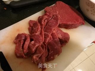 #信任之美# 快手家常菜-芹菜炒牛肉丝的做法步骤：1