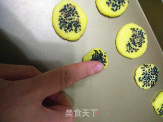 #信任之美#老少皆宜之蛋黄芝麻饼的做法步骤:4