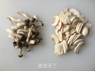 #信任之美#鲜虾菌菇汤的做法步骤：2