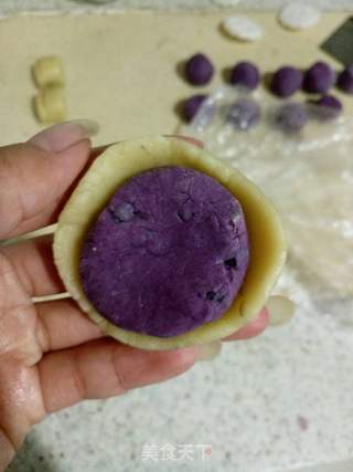紫薯紫米红豆月饼的做法步骤:11