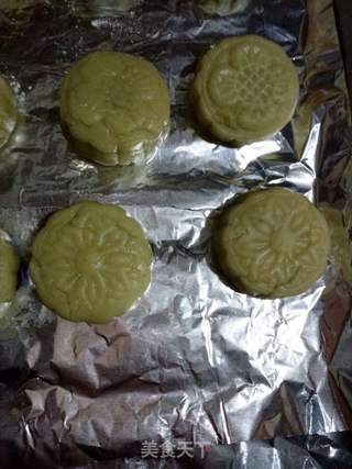紫薯紫米红豆月饼的做法步骤:12