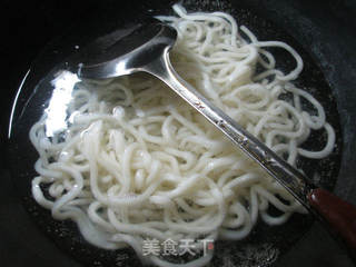 ＃信任之美＃青菜牛柳炒乌冬面 的做法步骤：2