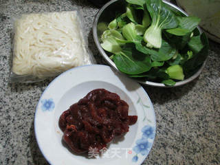 ＃信任之美＃青菜牛柳炒乌冬面 的做法步骤：1