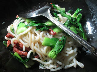＃信任之美＃青菜牛柳炒乌冬面 的做法步骤：5