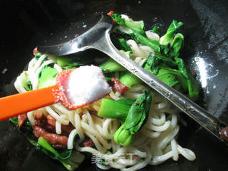 ＃信任之美＃青菜牛柳炒乌冬面 的做法步骤：7