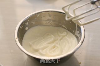 #信任之美#粉色彩釉面巧克力甜甜圈蛋糕的做法步骤:7