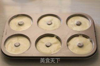 #信任之美#粉色彩釉面巧克力甜甜圈蛋糕的做法步骤:12