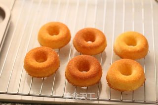#信任之美#粉色彩釉面巧克力甜甜圈蛋糕的做法步骤:13