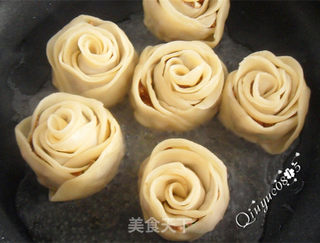 #信任之美#浪漫玫瑰花煎饺的做法步骤:8