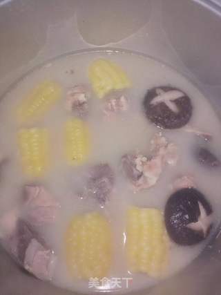 玉米香菇大骨汤的做法步骤：7