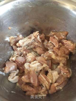 泰式黄金鸡腿咖喱饭(附鸡腿剔骨方法)的做法步骤:4