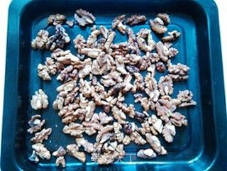 芝麻核桃糖的做法步骤:3