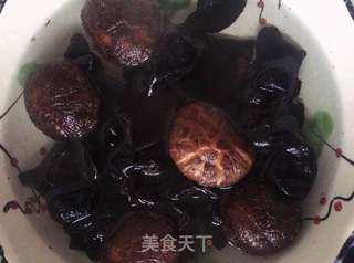 胡萝卜猪肉三鲜饺子的做法步骤：1
