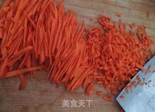 胡萝卜猪肉三鲜饺子的做法步骤：2