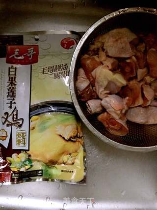 白果莲子鸡汤的做法步骤：1