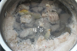 家常清汤牛腩面的做法步骤：1