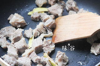 家常清汤牛腩面的做法步骤：2