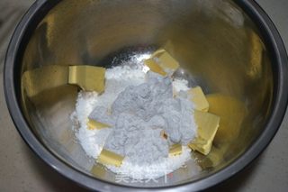 #圣诞节的焦糖芯糖霜饼干的做法图解3