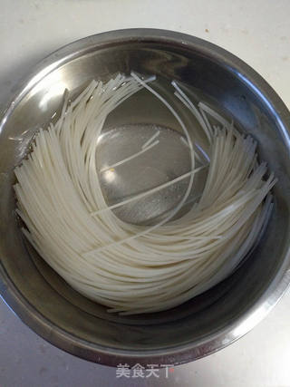 酸菜牛肉砂锅米线的做法步骤:4