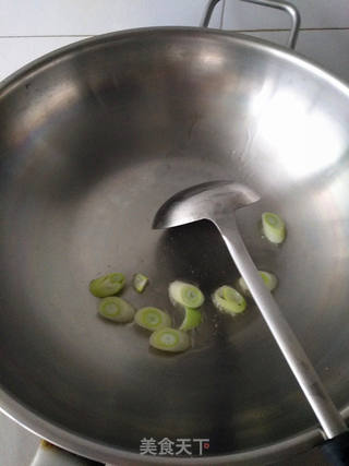 酸菜牛肉砂锅米线的做法步骤:5