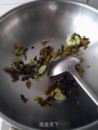酸菜牛肉砂锅米线的做法步骤:6