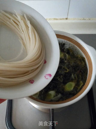 酸菜牛肉砂锅米线的做法步骤:9