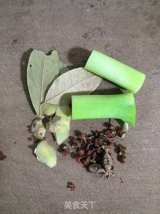 酸菜牛肉砂锅米线的做法步骤:2