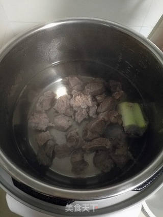 酸菜牛肉砂锅米线的做法步骤:3