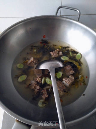 酸菜牛肉砂锅米线的做法步骤:7