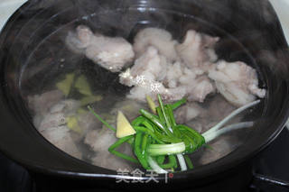 热腾腾的萝卜炖羊肉汤的做法步骤:4