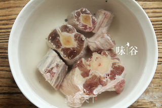 番茄牛尾汤的做法步骤:2