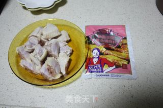 奥尔良鸡翅烤土豆的做法步骤：1