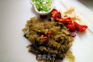 酸菜鸡蛋面的做法步骤:2