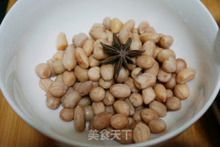 凉拌芹菜花生米的做法步骤:2